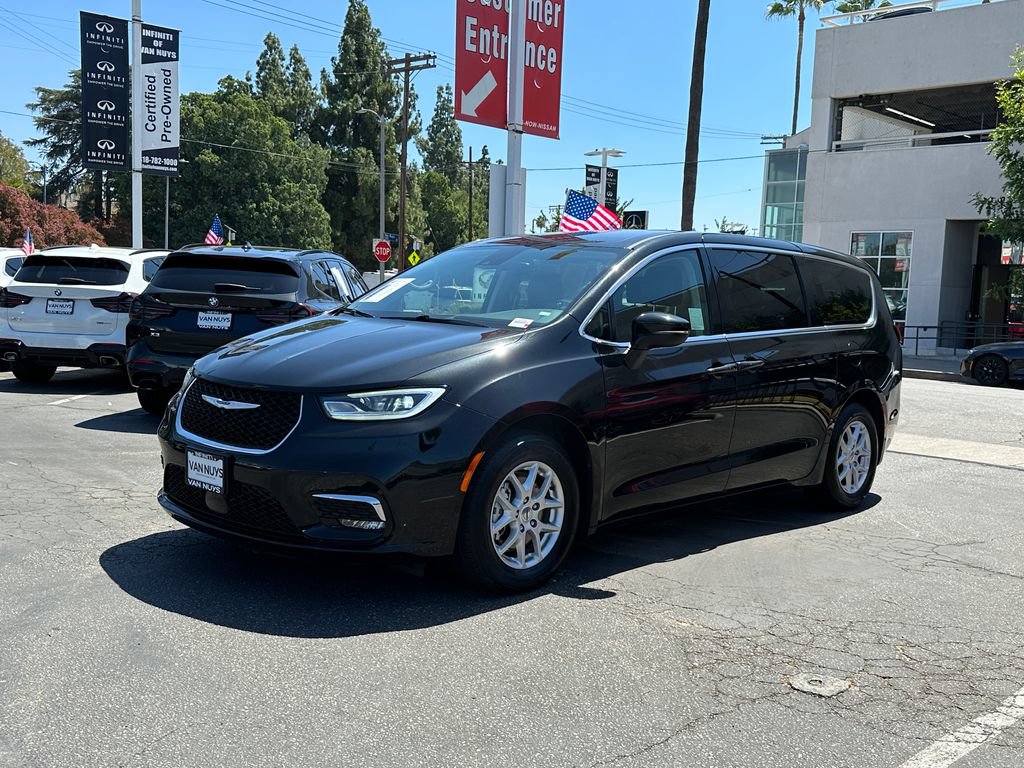 Used 2023 Chrysler Pacifica Touring-L FWD image 2