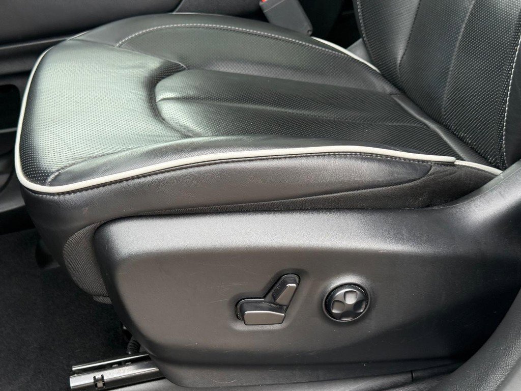 Used 2025 Chrysler Pacifica Limited image 27