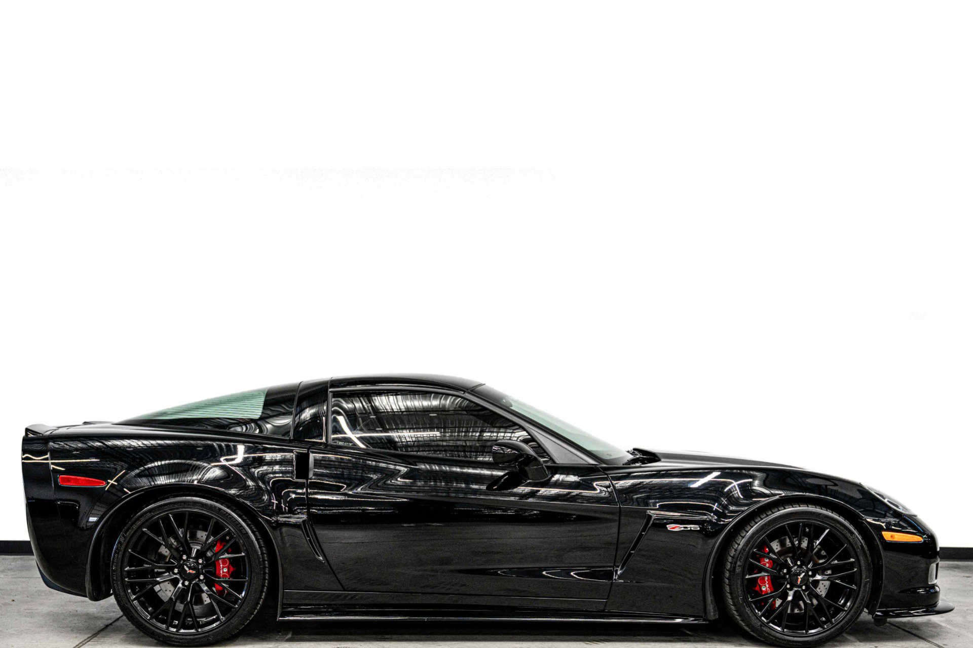 Used 2013 Chevrolet Corvette Z06 w/ 3LZ Preferred Equipment Group RWD image 2