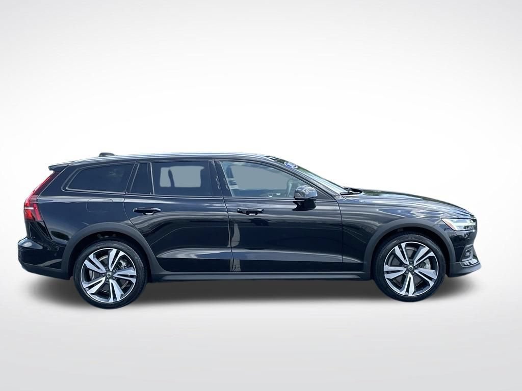 Used 2025 Volvo V60 B5 Cross Country Plus AWD/4WD image 7