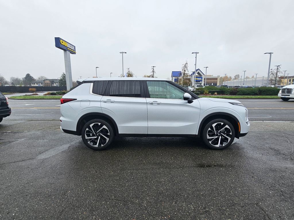 Used 2024 Mitsubishi Outlander SE image 3