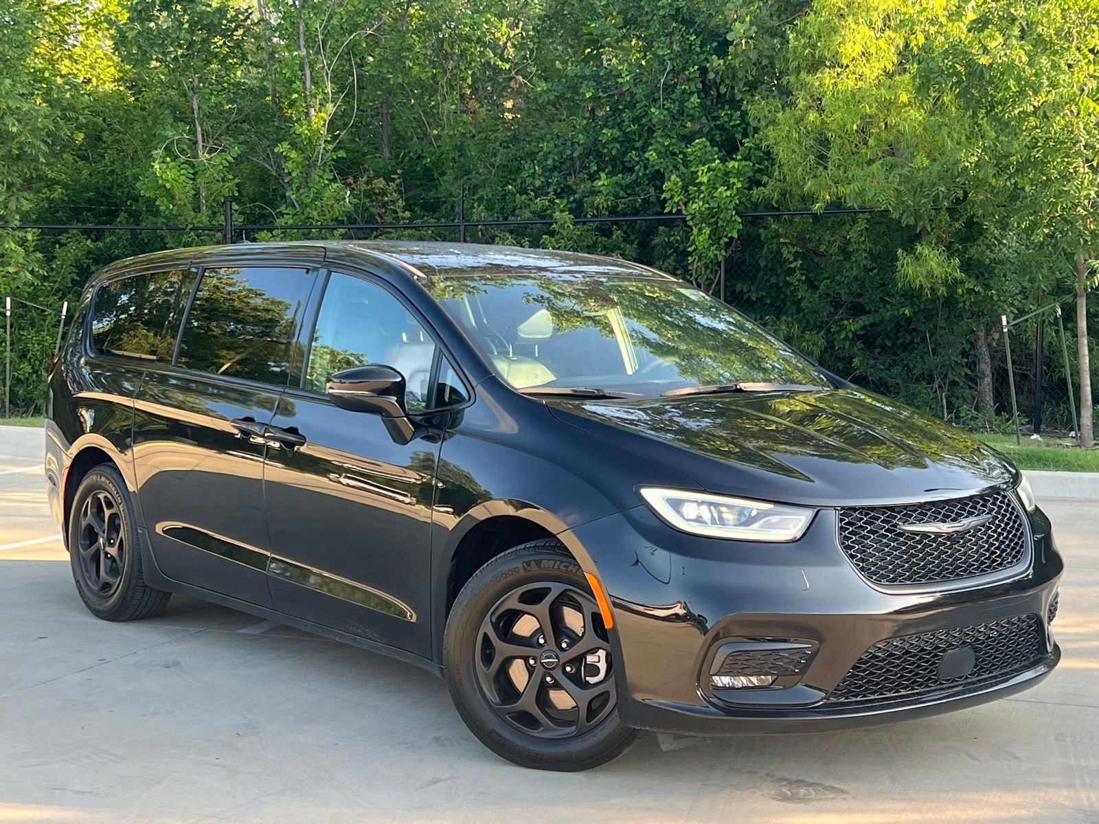 Used 2022 Chrysler Pacifica Touring-L w/ S Appearance Package FWD image 3