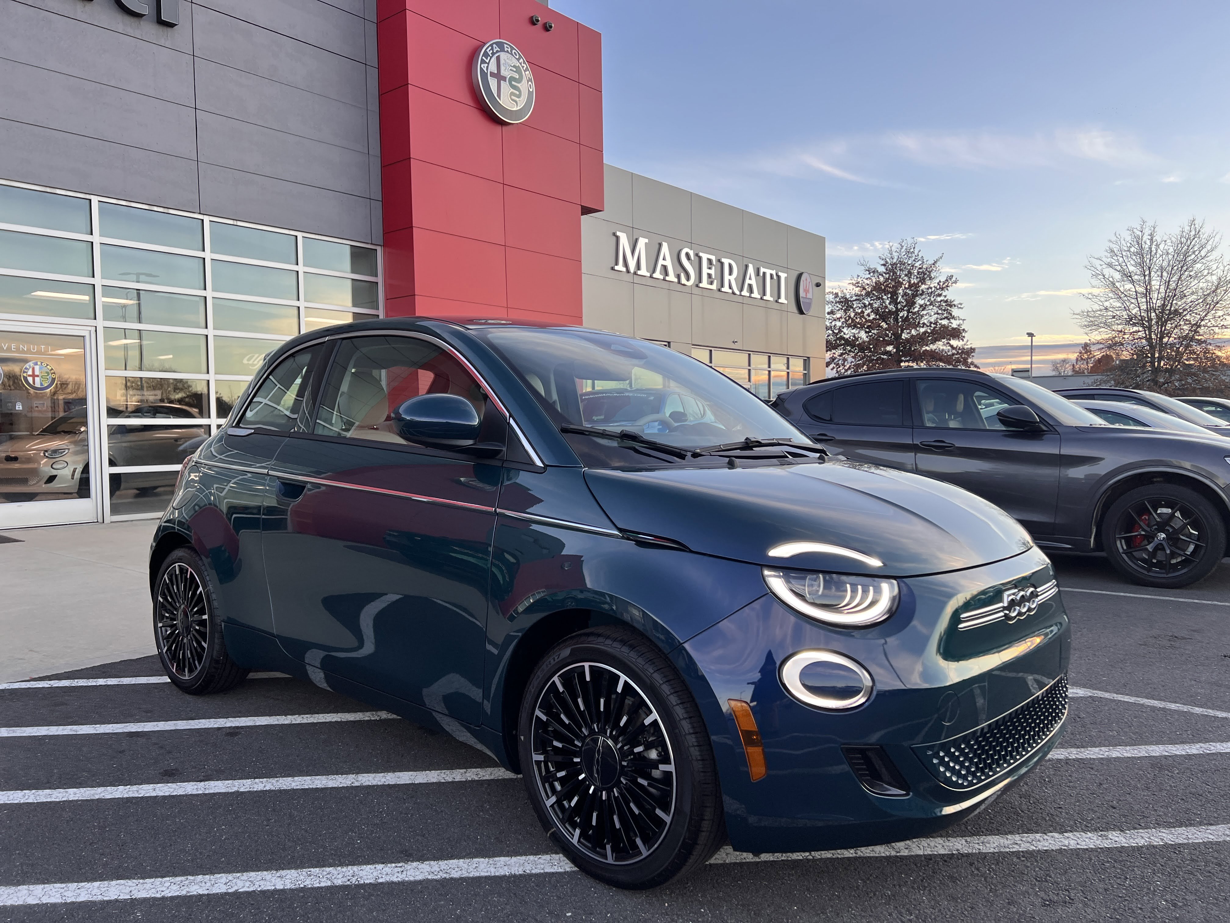 New 2025 FIAT 500 e w/ Quick Order Package 21B Icona image 5