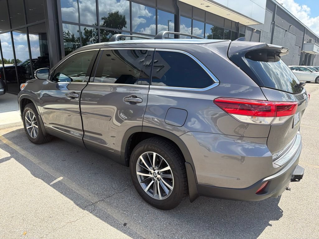 Used 2019 Toyota Highlander XLE AWD/4WD image 10