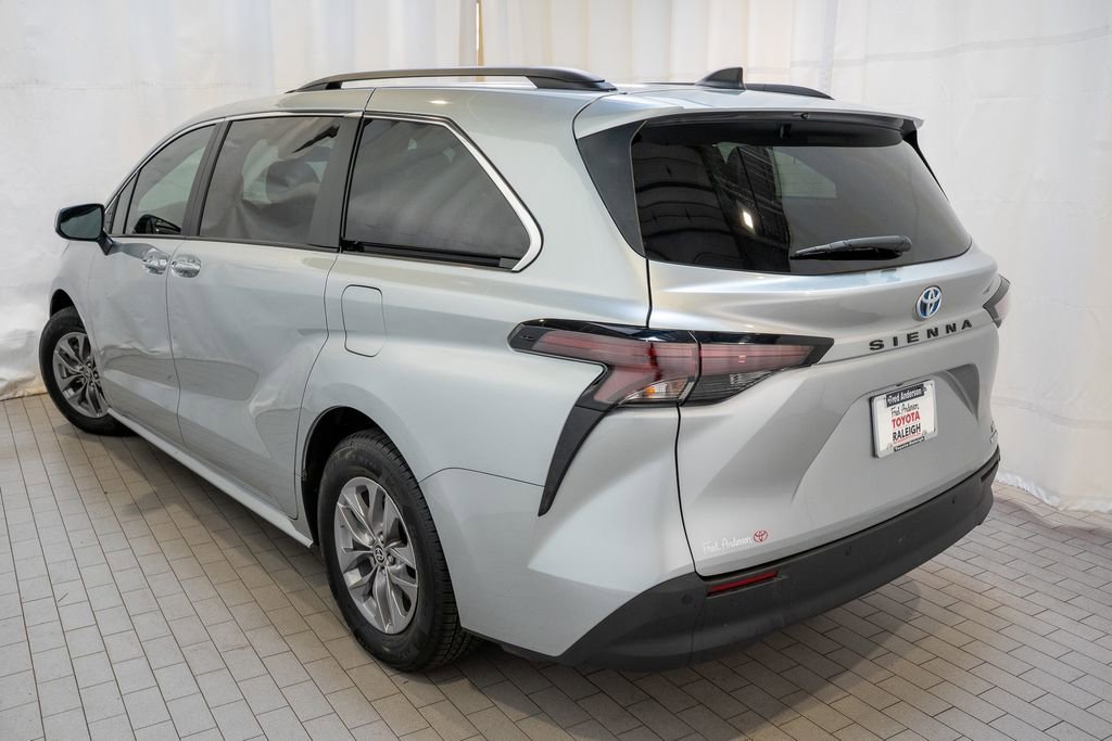 Certified 2023 Toyota Sienna XLE image 3