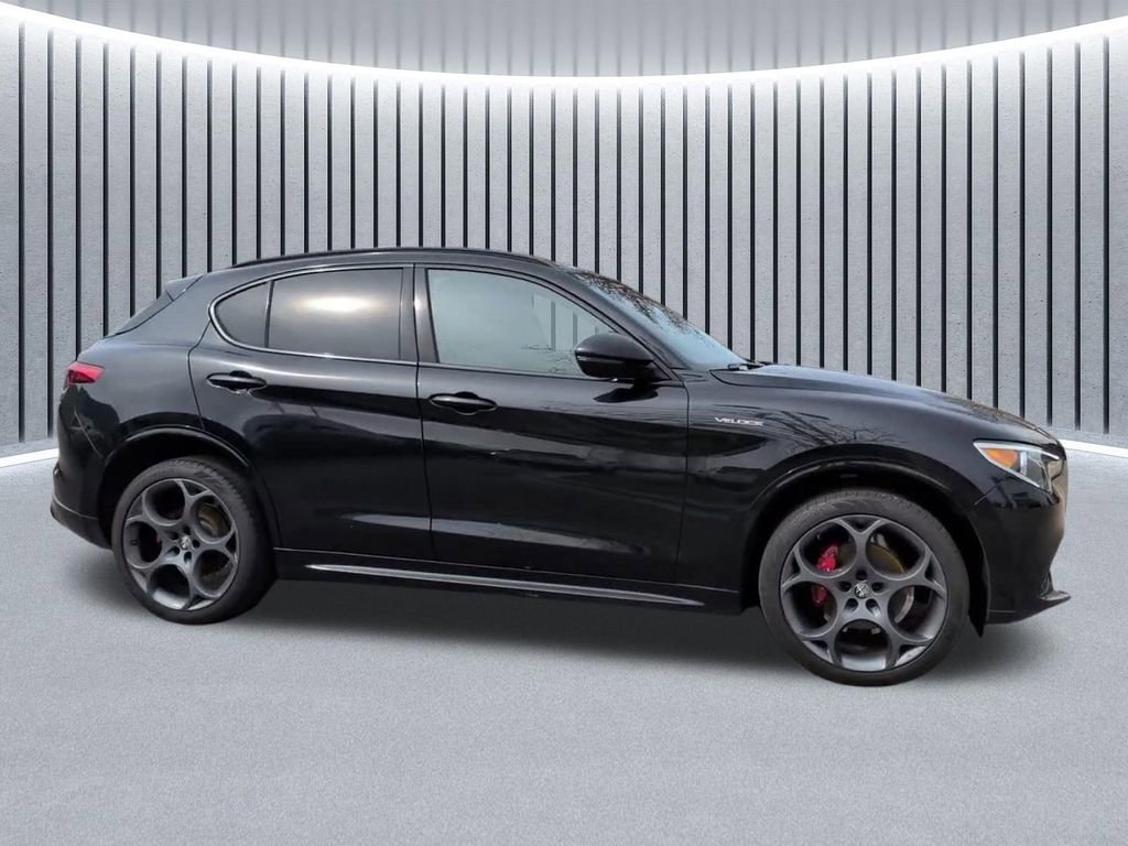 Used 2023 Alfa Romeo Stelvio Veloce image 2