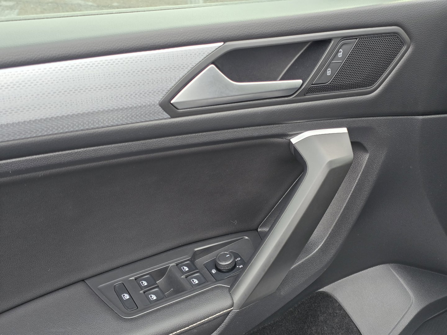 Used 2024 Volkswagen Tiguan S image 29