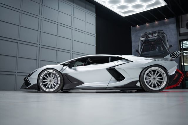 Used 2025 Lamborghini Revuelto AWD/4WD image 19