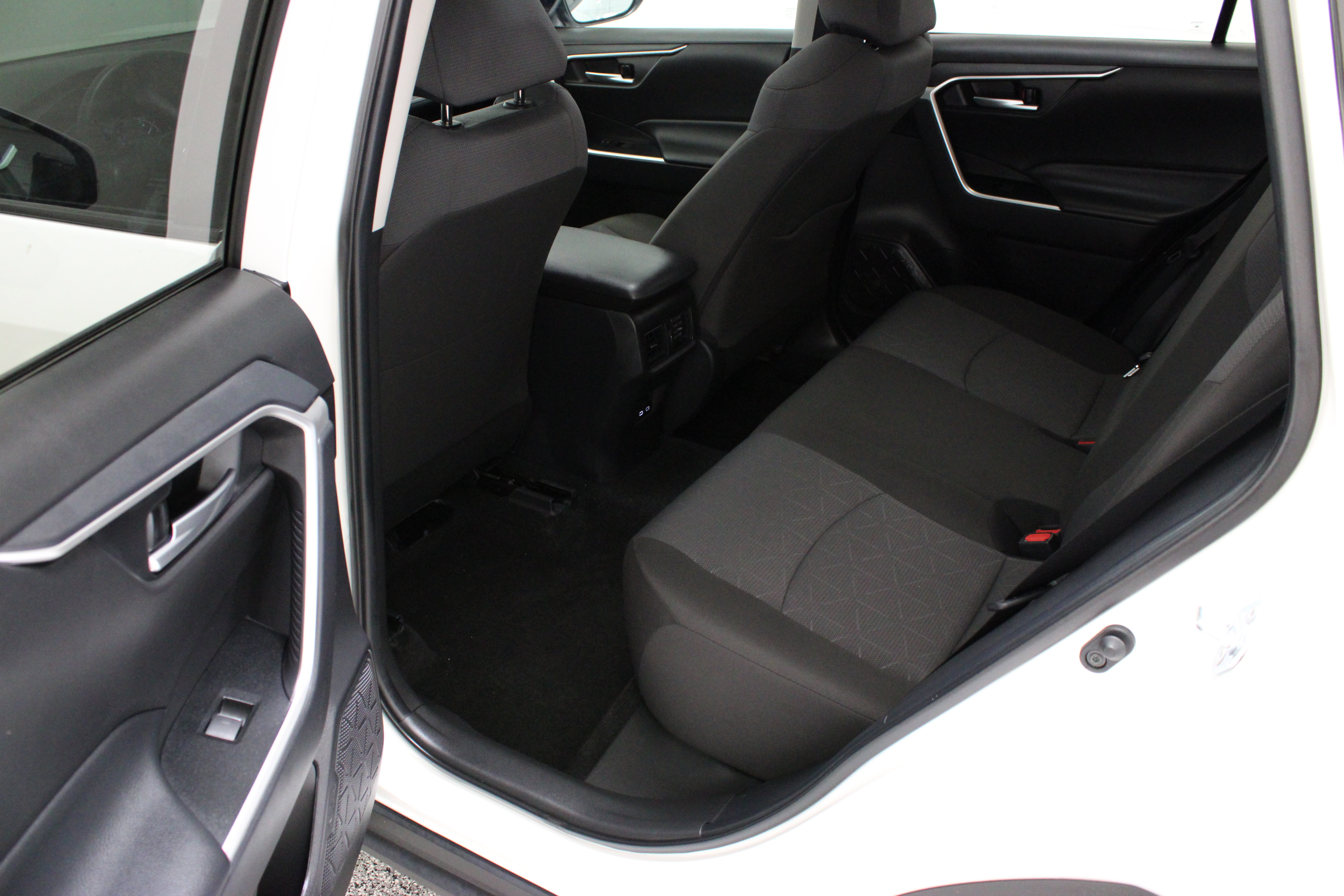 Used 2025 Toyota RAV4 XLE w/ Convenience Package FWD image 28