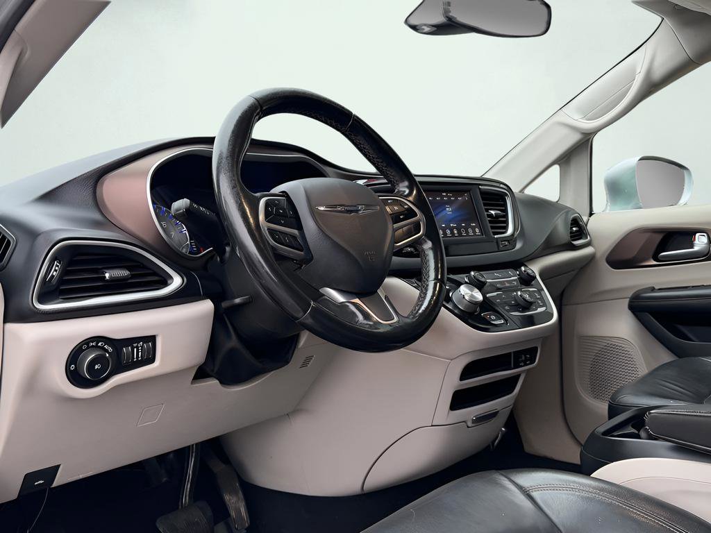 Used 2019 Chrysler Pacifica Touring-L FWD image 2