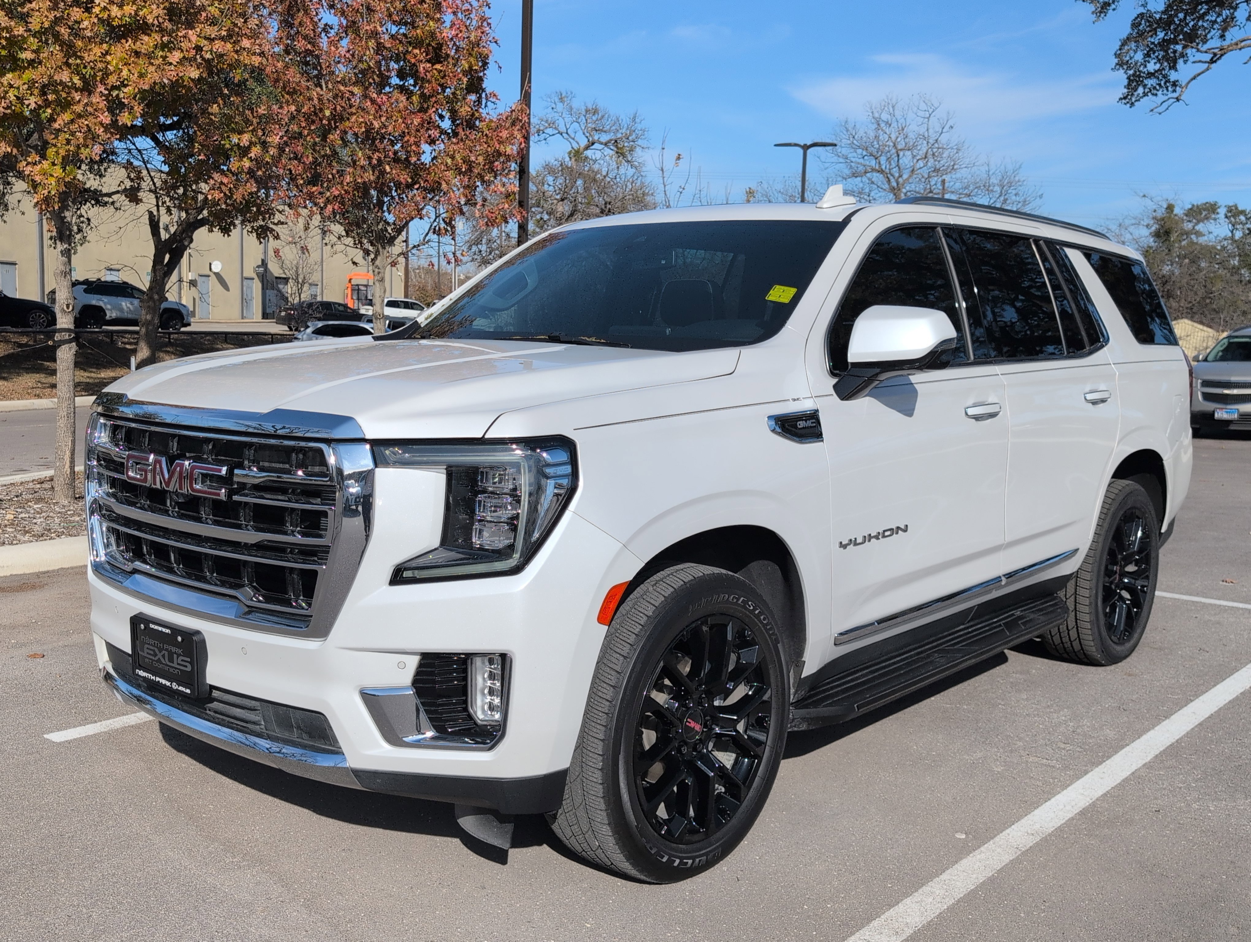 Used 2022 GMC Yukon SLT w/ SLT Premium Package image 4