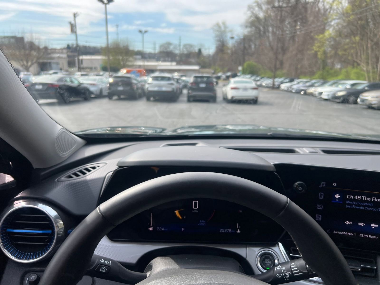 Used 2025 Chevrolet Trax LT w/ LT Convenience Package FWD image 29