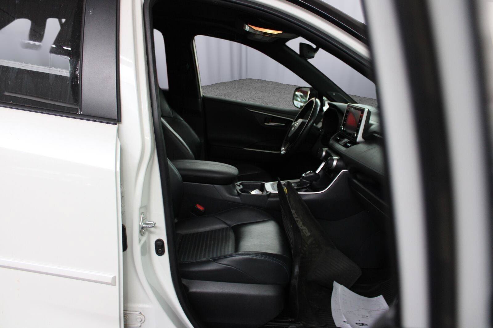 Used 2020 Toyota RAV4 XSE AWD/4WD image 18