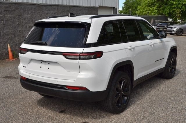 Used 2023 Jeep Grand Cherokee Altitude AWD/4WD image 8