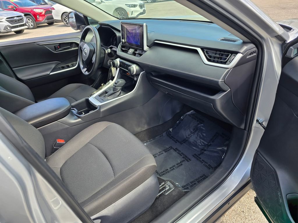 Used 2025 Toyota RAV4 LE image 28