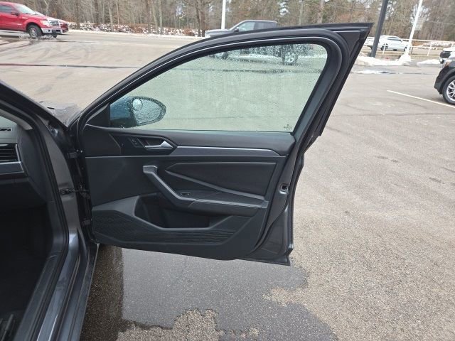 Used 2024 Volkswagen Jetta SE image 33