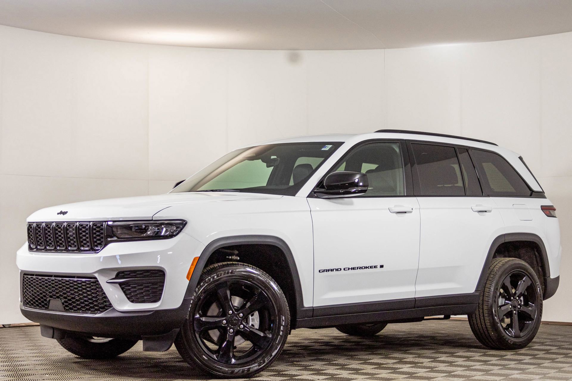 New 2025 Jeep Grand Cherokee Laredo image 2