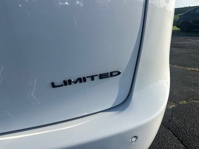 Used 2025 Chrysler Pacifica Limited FWD image 36
