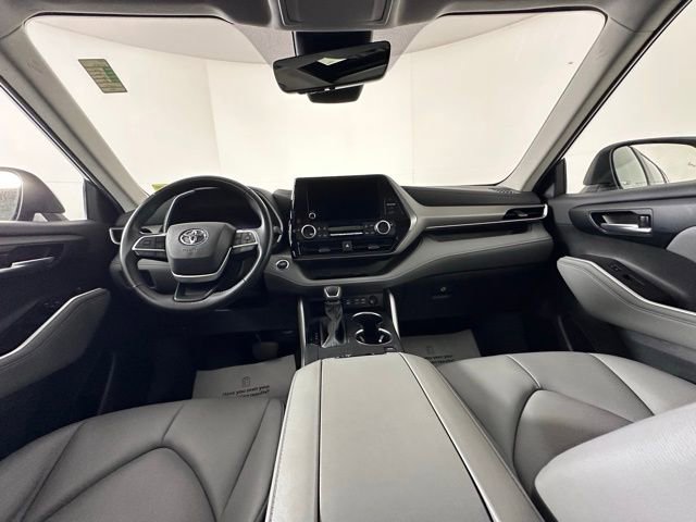 Used 2023 Toyota Highlander XLE AWD/4WD image 19