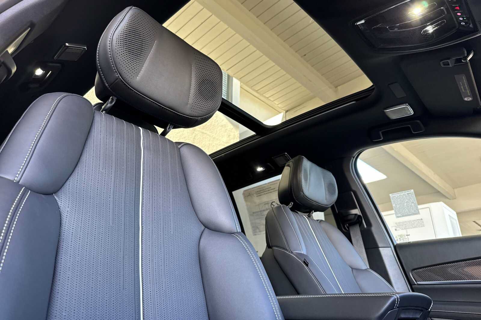 New 2027 Cadillac Vistiq Luxury w/ LPO, Floor Liner Package AWD/4WD image 18