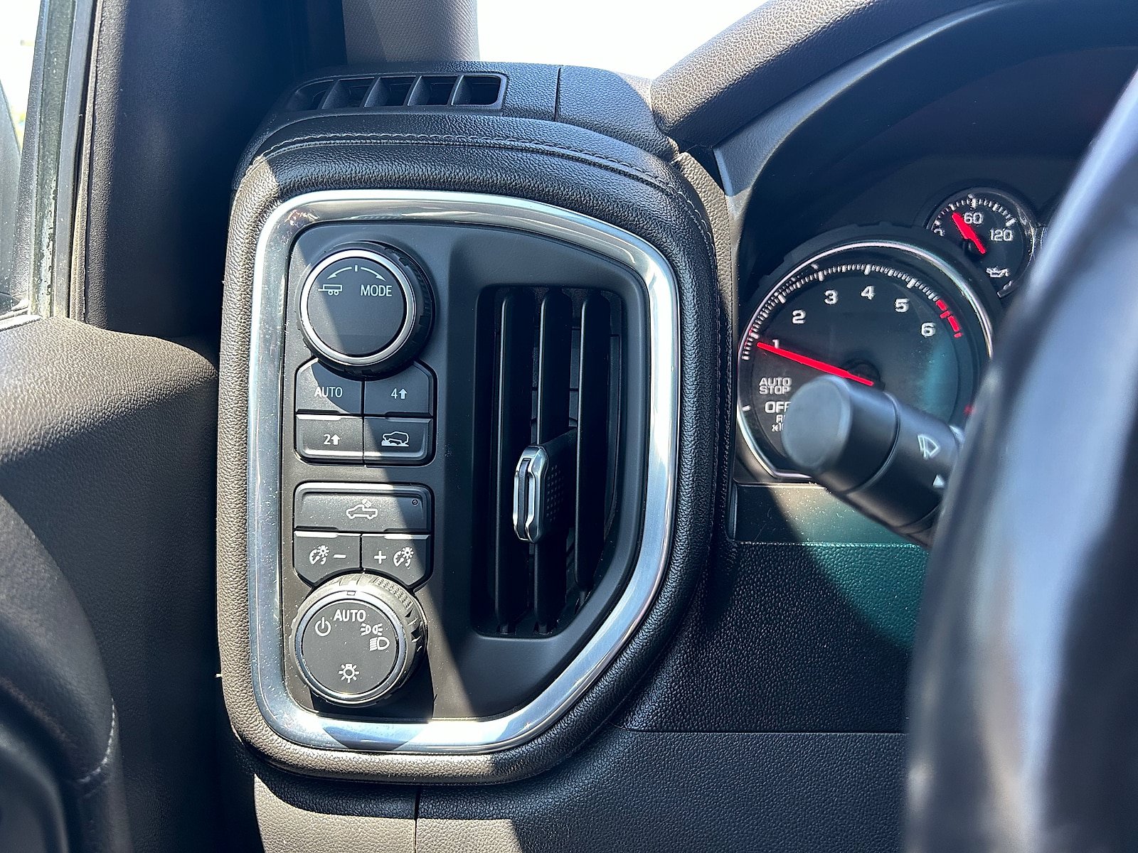 Used 2021 Chevrolet Silverado 1500 LT AWD/4WD image 12