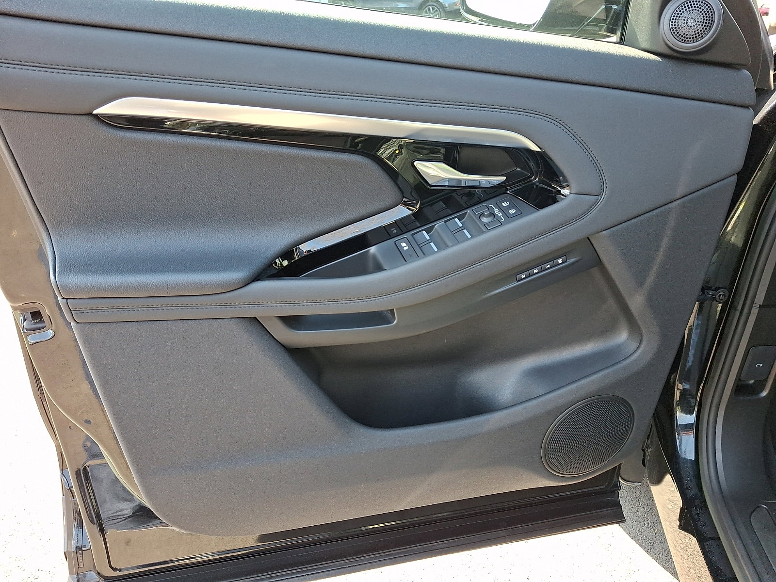 Used 2023 Land Rover Range Rover Evoque R-Dynamic SE image 13