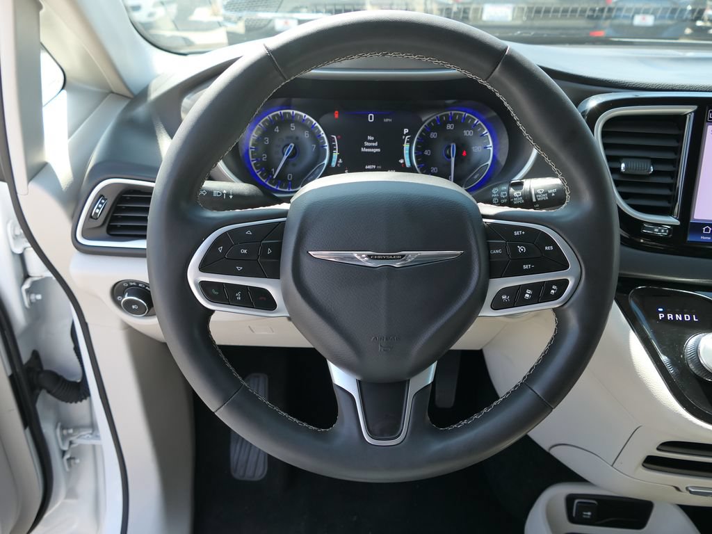 Used 2023 Chrysler Pacifica Touring-L FWD image 16