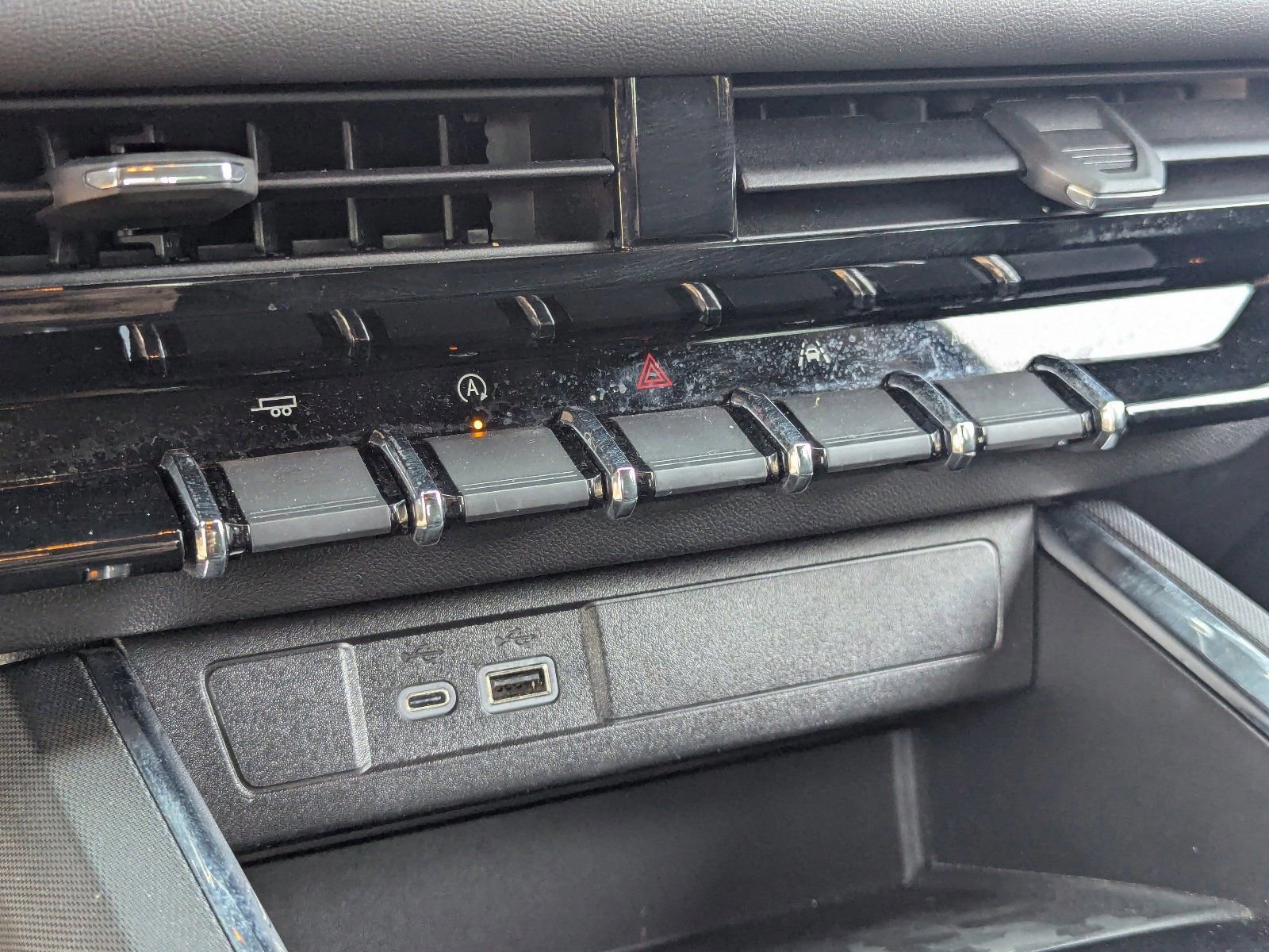 Used 2025 GMC Canyon Elevation image 30