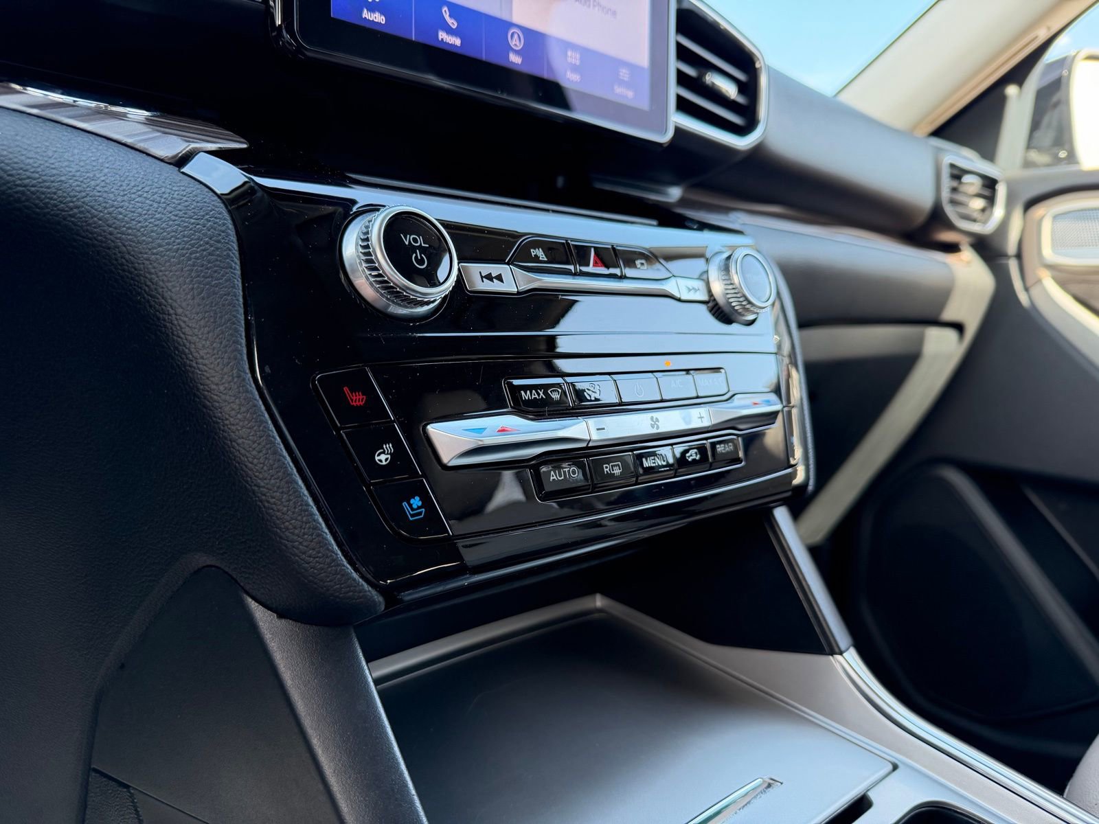 Used 2022 Ford Explorer Limited w/ Equipment Group 301A image 23