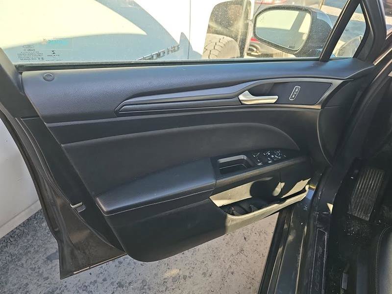 Used 2018 Ford Fusion SE image 11