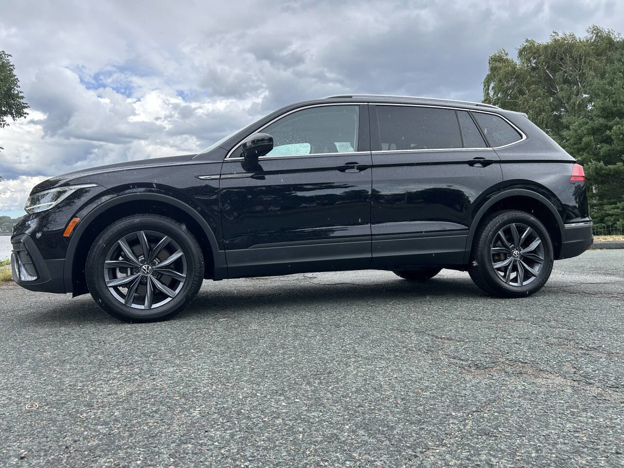 Used 2022 Volkswagen Tiguan SE image 2