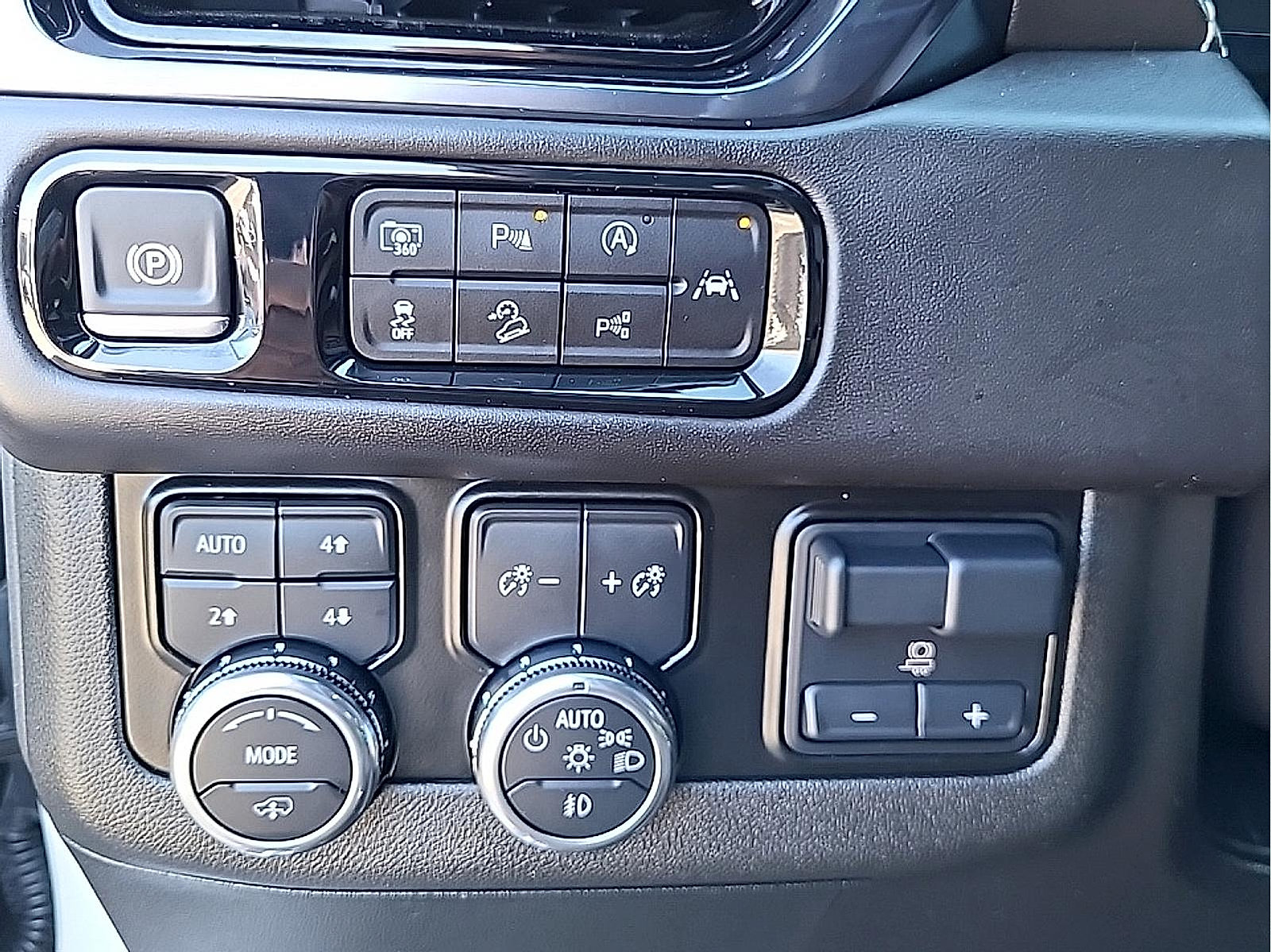 Used 2025 GMC Yukon XL AT4 Ultimate AWD/4WD image 25