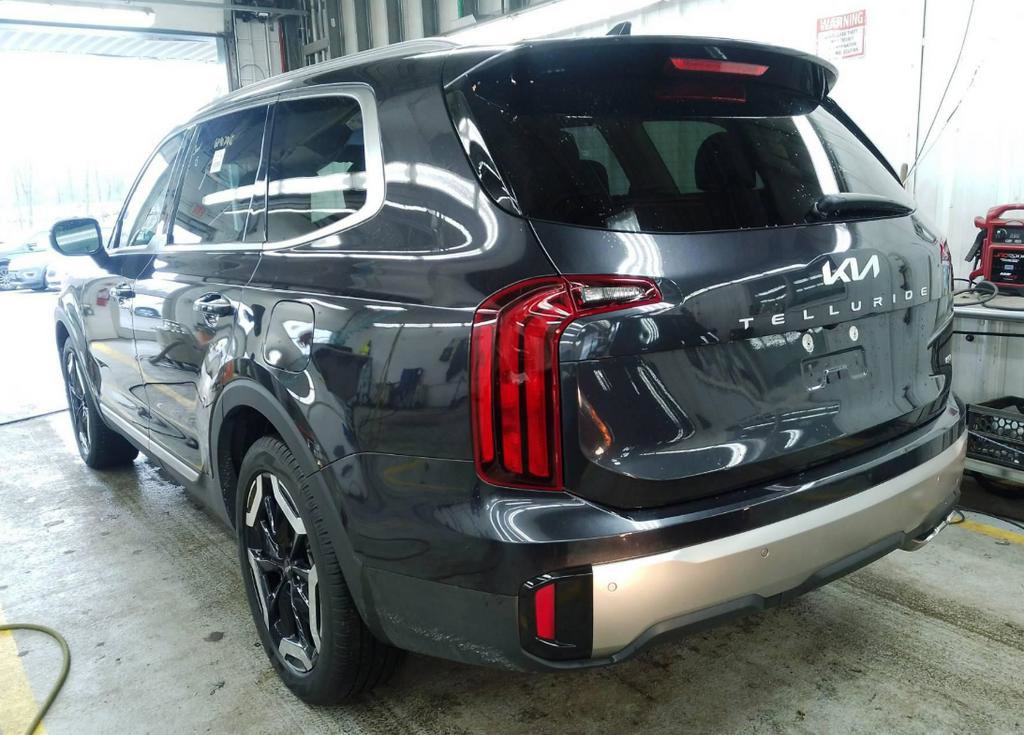 Used 2025 Kia Telluride S image 3