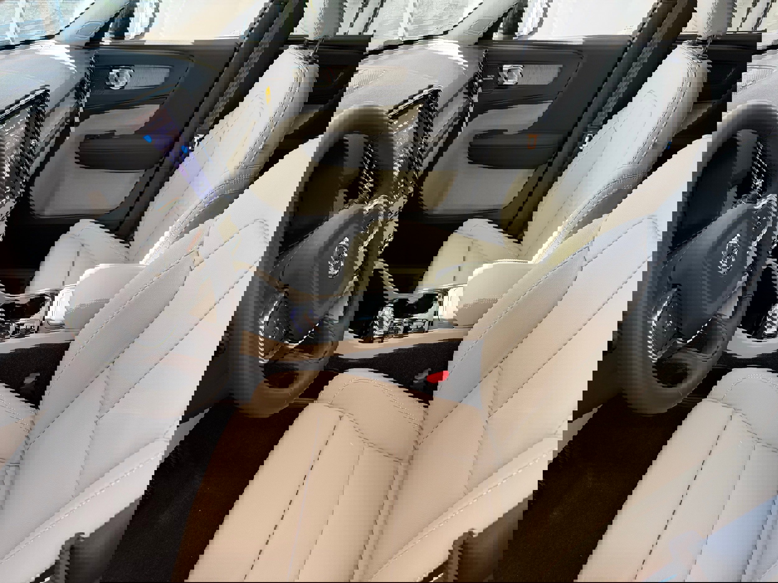 New 2026 Volvo XC40 B5 Ultra w/ Protection Package Premier image 11