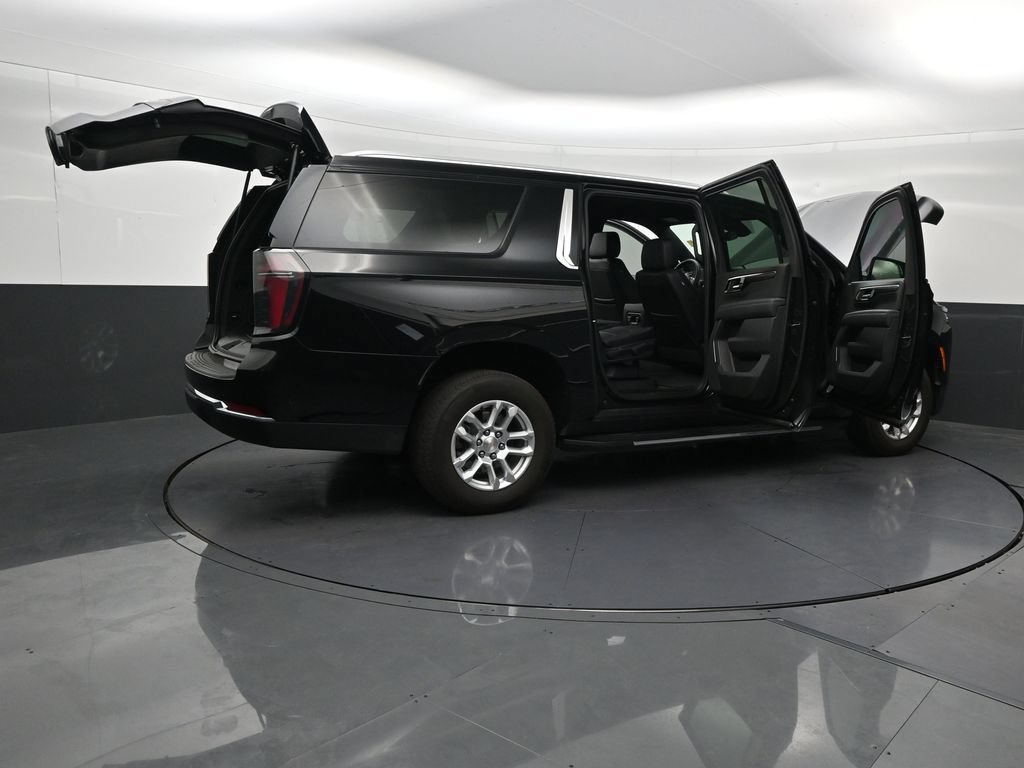 Used 2026 Chevrolet Suburban LS RWD image 31