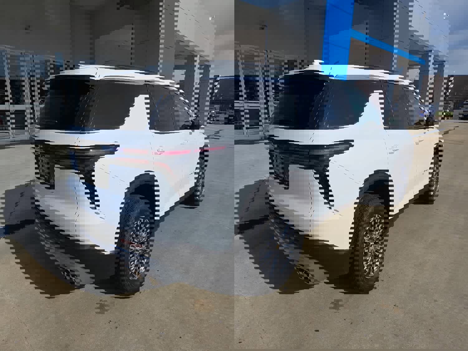 Used 2025 Chevrolet Traverse LT w/ Driver Confidence Package image 8