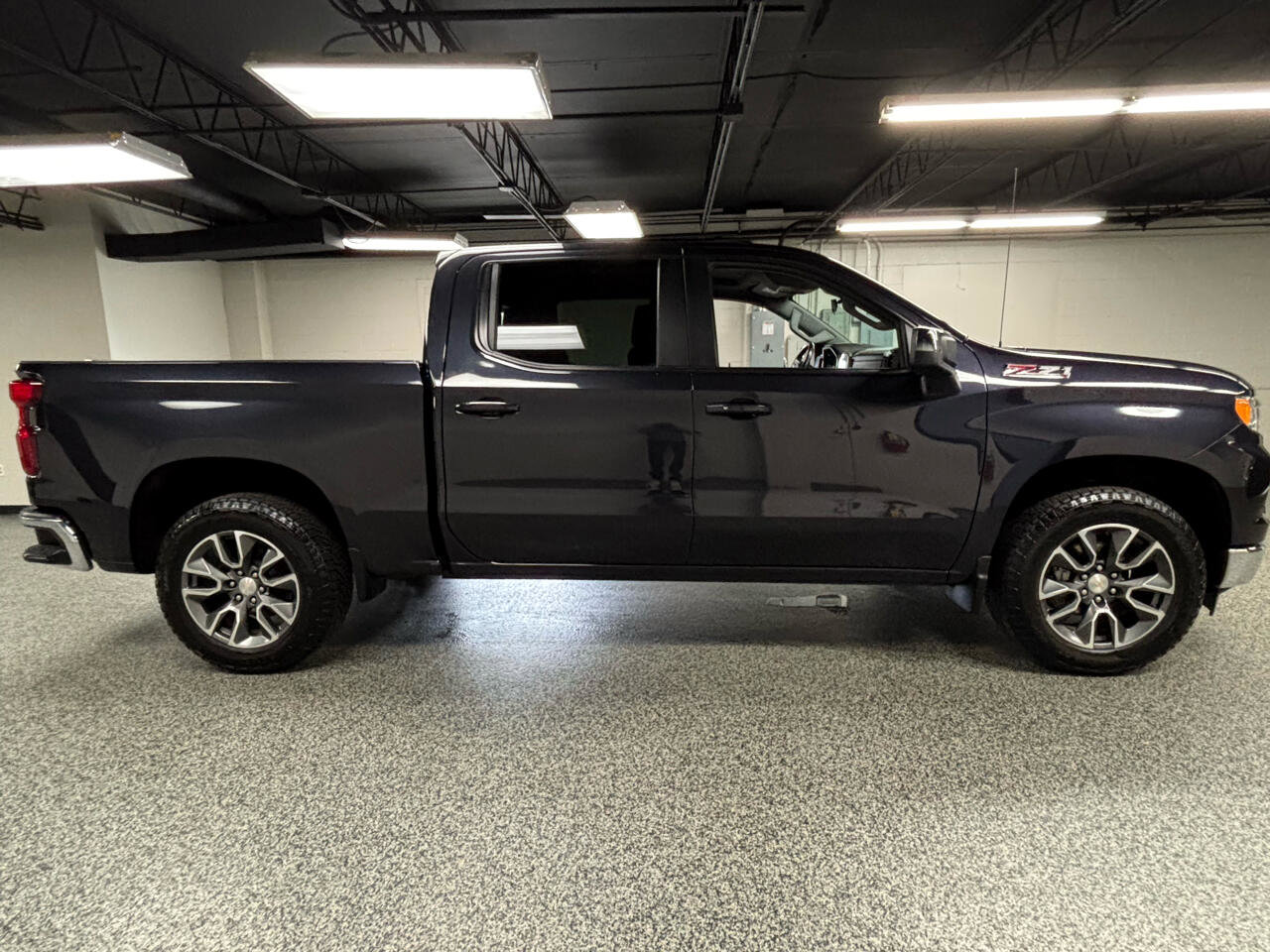 Used 2022 Chevrolet Silverado 1500 LT w/ Z71 Off-Road Package image 3