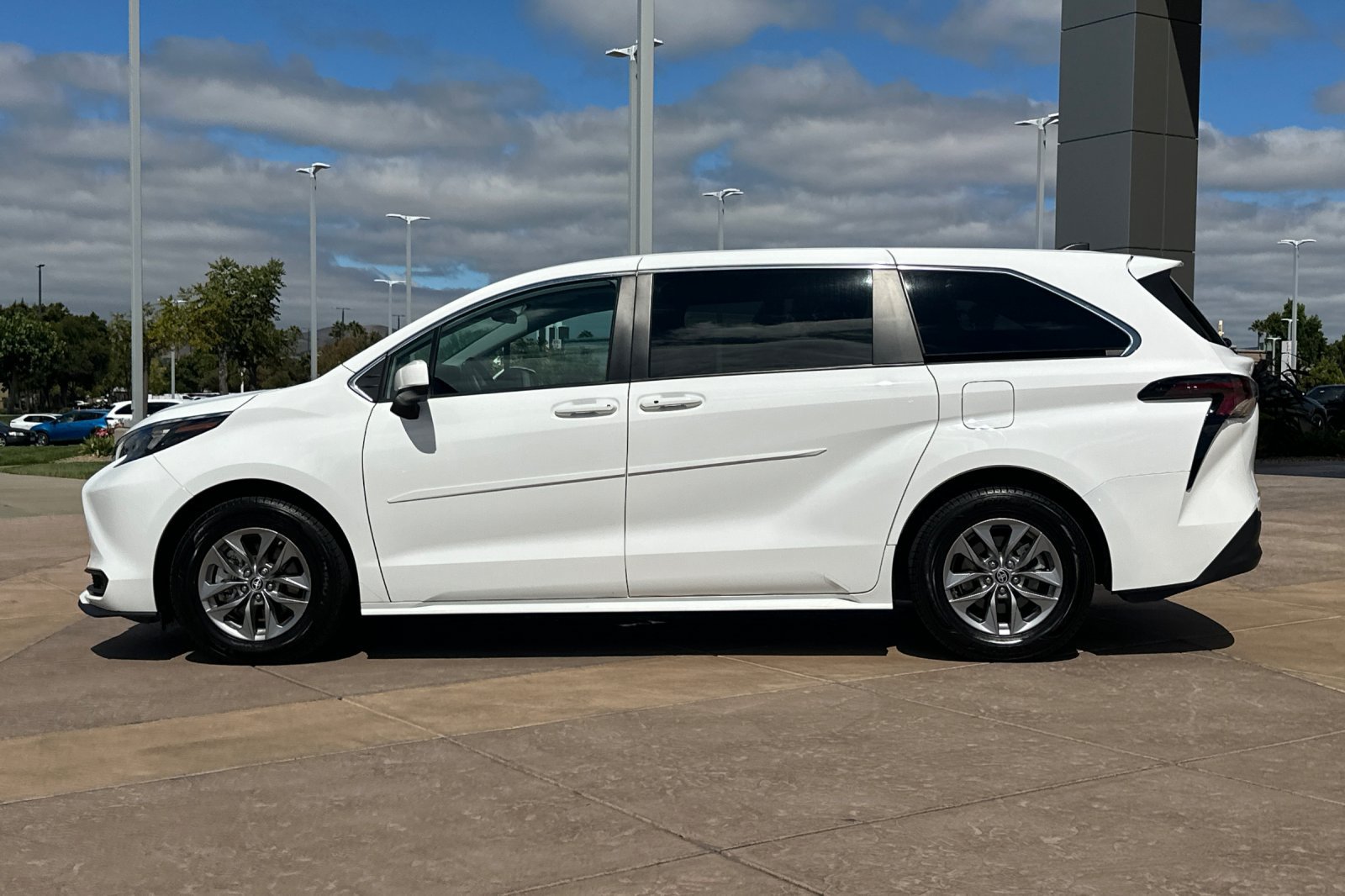 Certified 2024 Toyota Sienna LE AWD/4WD image 8