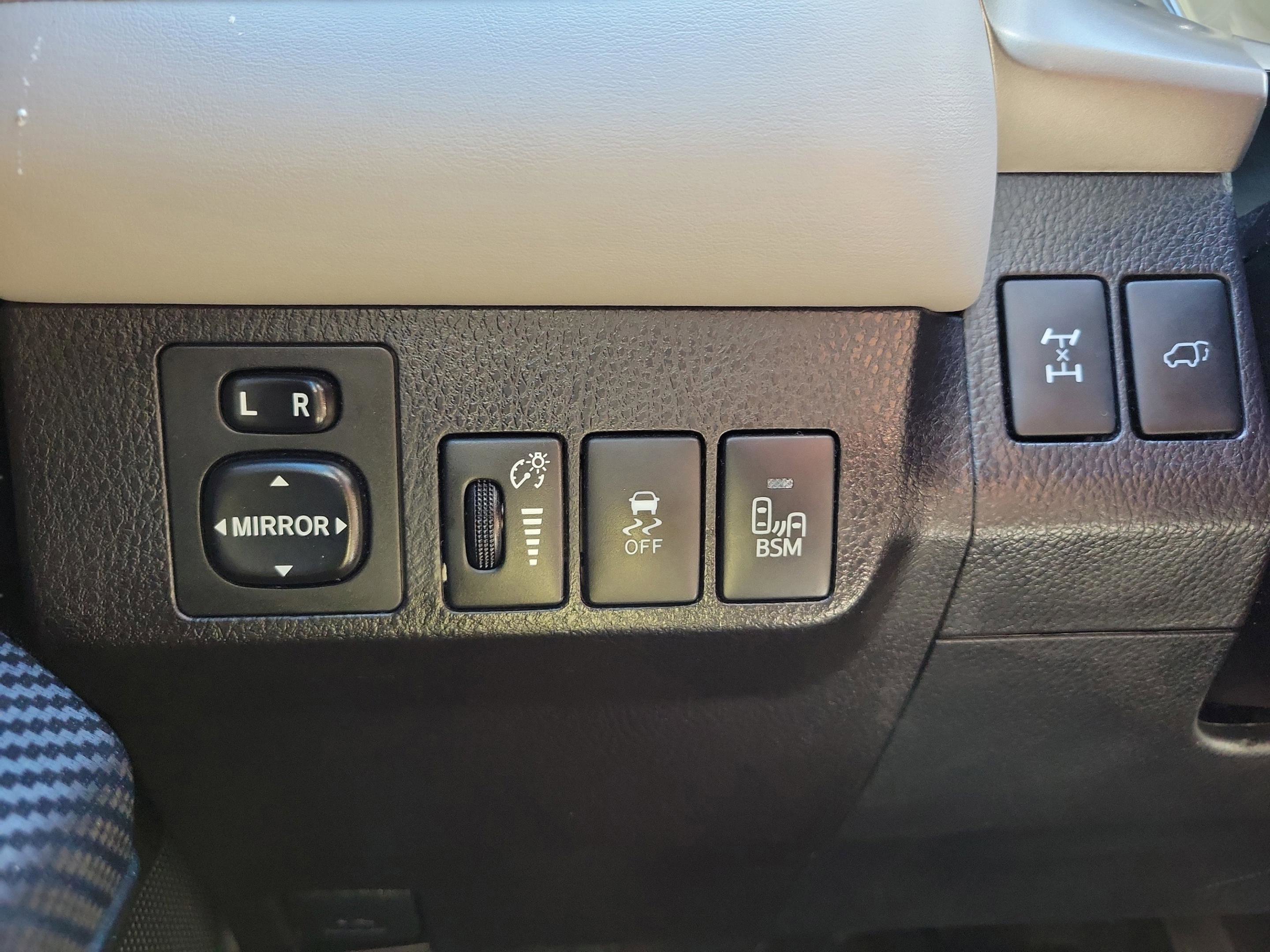 Used 2015 Toyota RAV4 Limited w/ Technology Package image 29