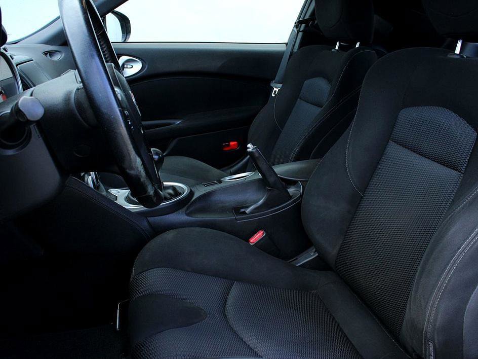 Used 2016 Nissan 370Z Coupe RWD image 9