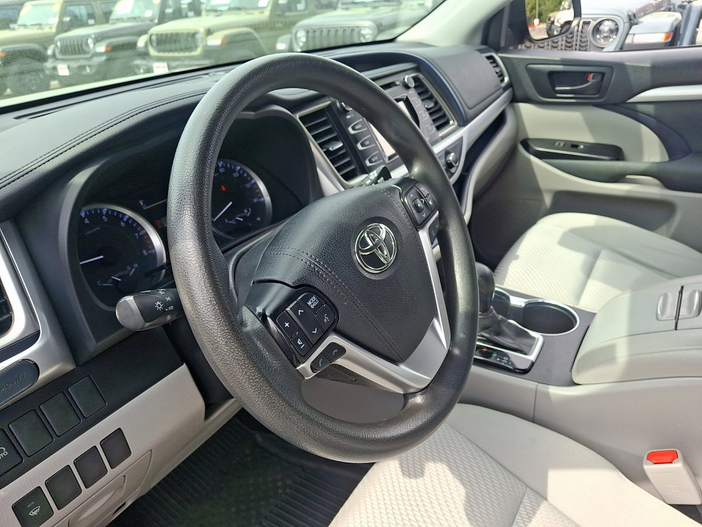 Used 2019 Toyota Highlander LE image 25
