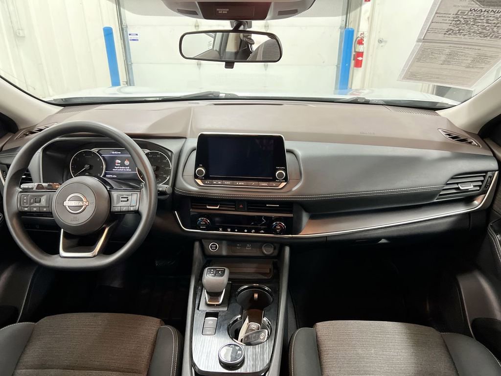 Used 2023 Nissan Rogue SV image 10