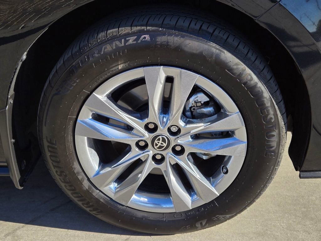 Used 2025 Toyota Sienna Limited image 7