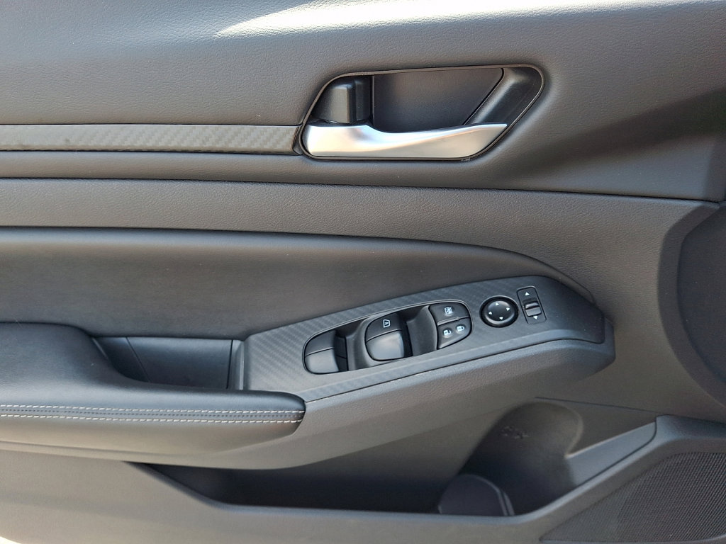 Used 2024 Nissan Altima 2.5 SV FWD image 23