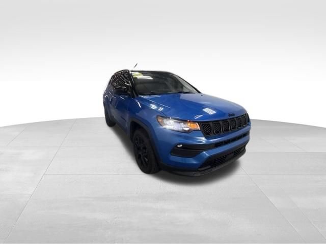 Used 2023 Jeep Compass Latitude w/ Sun and Sound Group AWD/4WD image 5