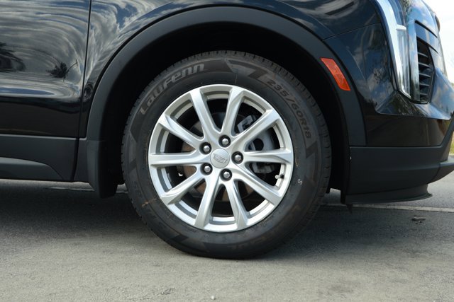 Used 2022 Cadillac XT4 Luxury w/ Cold Weather Package FWD image 5