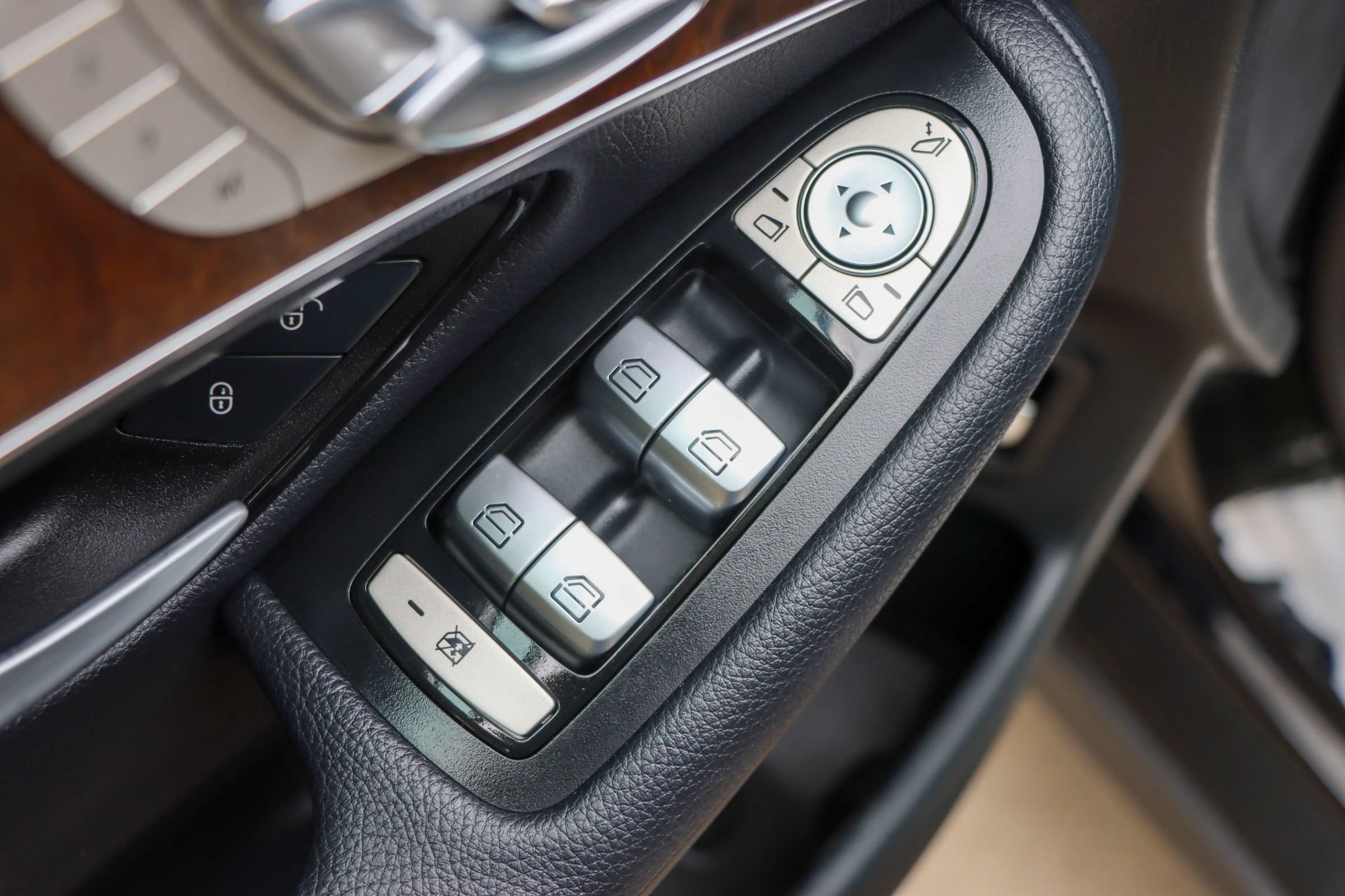 Used 2018 Mercedes-Benz GLC 300 w/ Multimedia Package image 14