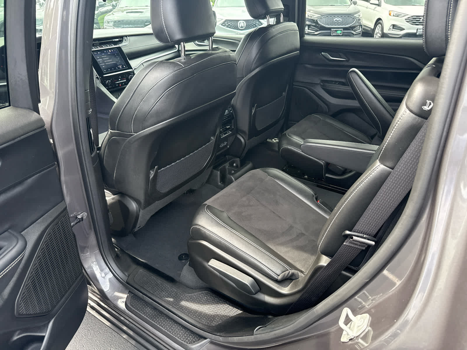 Used 2024 Jeep Grand Cherokee L Altitude AWD/4WD image 15