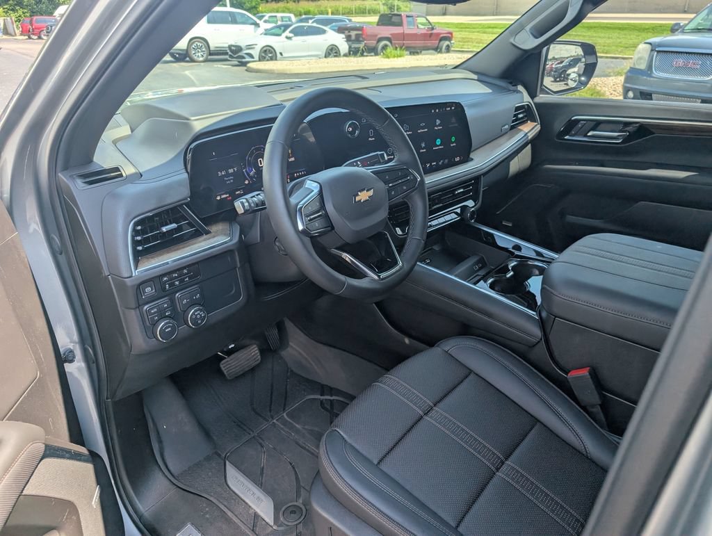 Used 2025 Chevrolet Suburban High Country AWD/4WD image 12