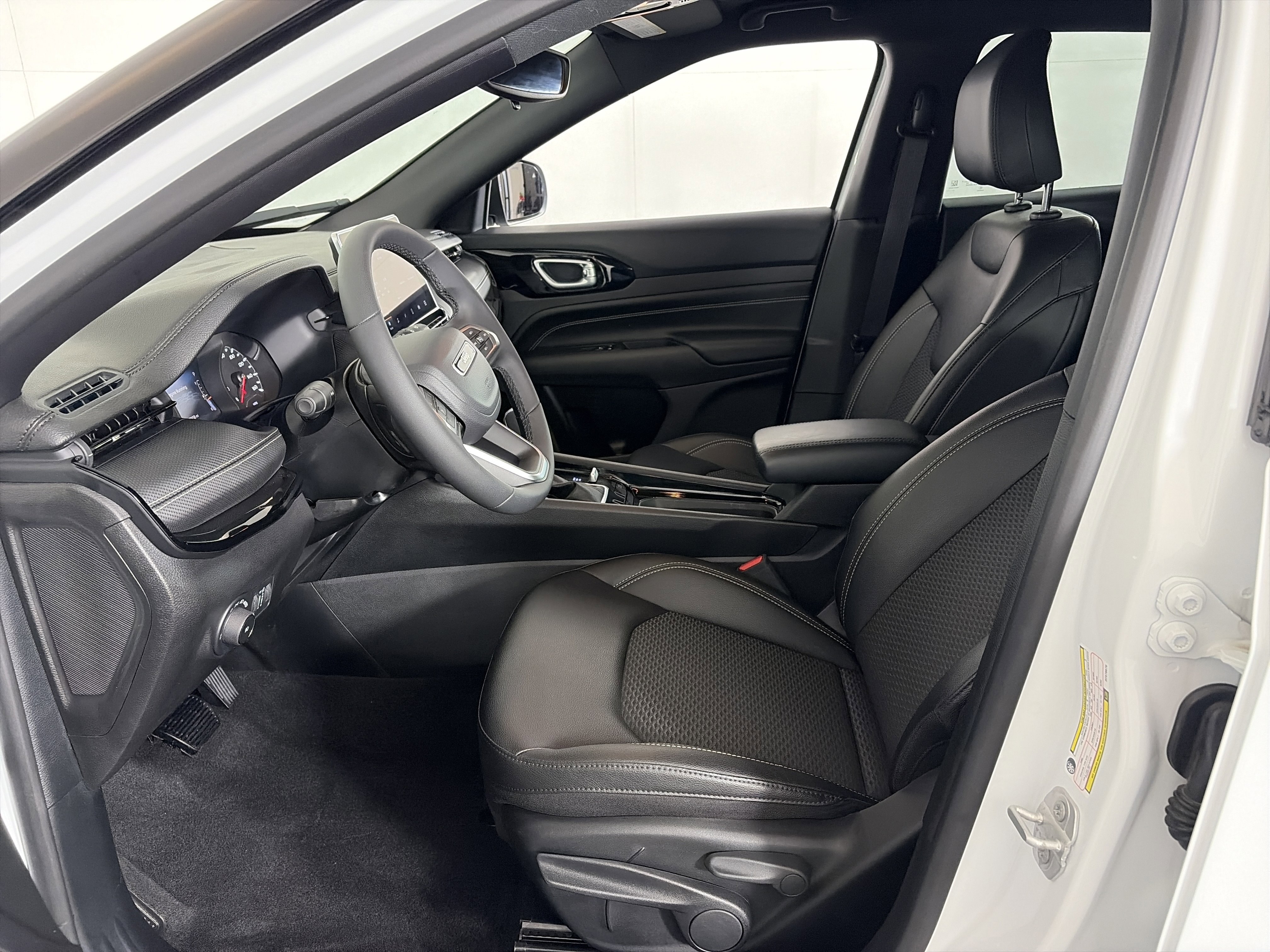 Used 2024 Jeep Compass Latitude w/ Convenience Group AWD/4WD image 6